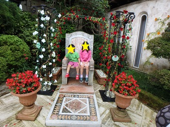 箱根ガラスの森美術館の庭園にある玉座のような石の椅子